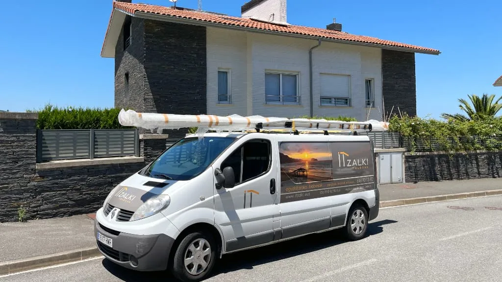 furgoneta itzalki toldoak rotulada servicio tecnico - Toldos Itzalki — Itzalki Toldoak — Zarautz Furgoneta de Itzalki rotulada para instalación de toldos frente a vivienda moderna