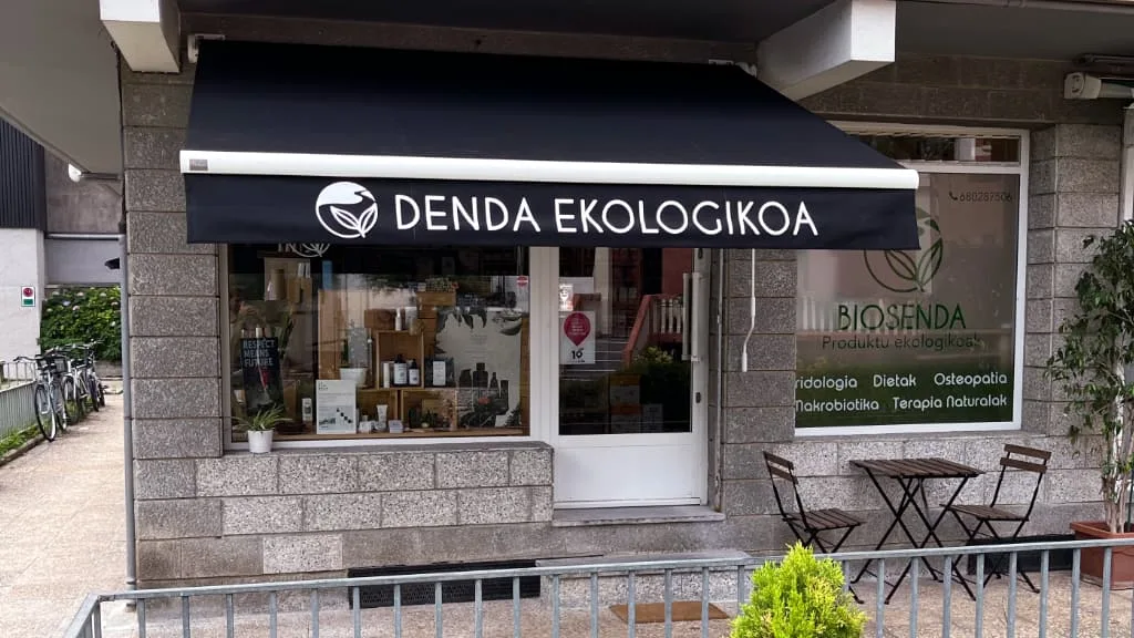 toldo negro tienda ecologica - Toldos Itzalki — Itzalki Toldoak — Zarautz Toldo negro con rotulación "Denda Ekologikoa" en tienda de productos ecológicos