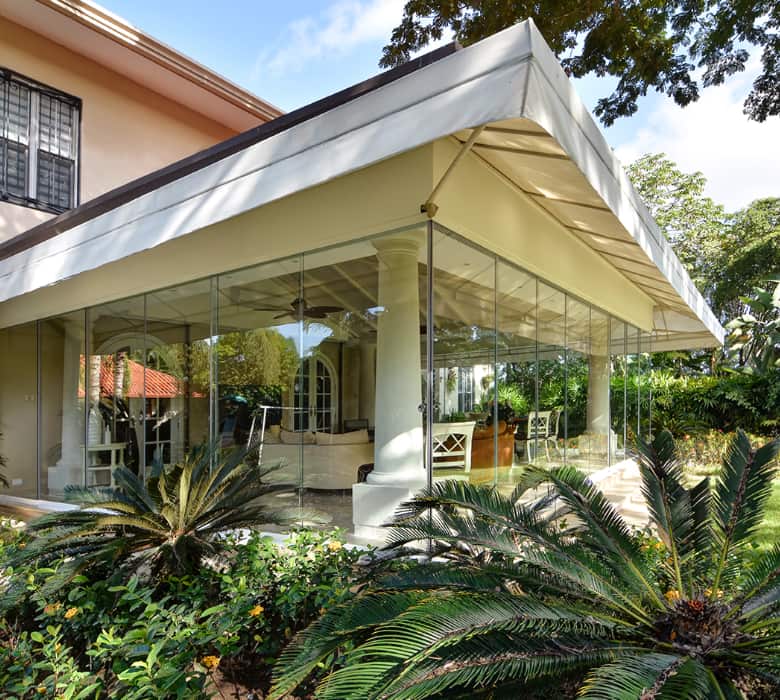 Kanpoko lorategian instalatutako beirazko itxitura, Itzalki Toldoak enpresak Zarautzen (Gipuzkoa, Euskal Herria) jarritakoa, Mutrikun ere zerbitzua eskaintzen duena