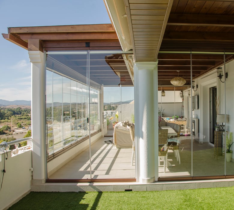 Itzalki Toldoak enpresak Zarautzen (Gipuzkoa, Euskal Herria) instalaturiko beirazko kanpo-itxitura ikuspegi ederrekin terraza batean