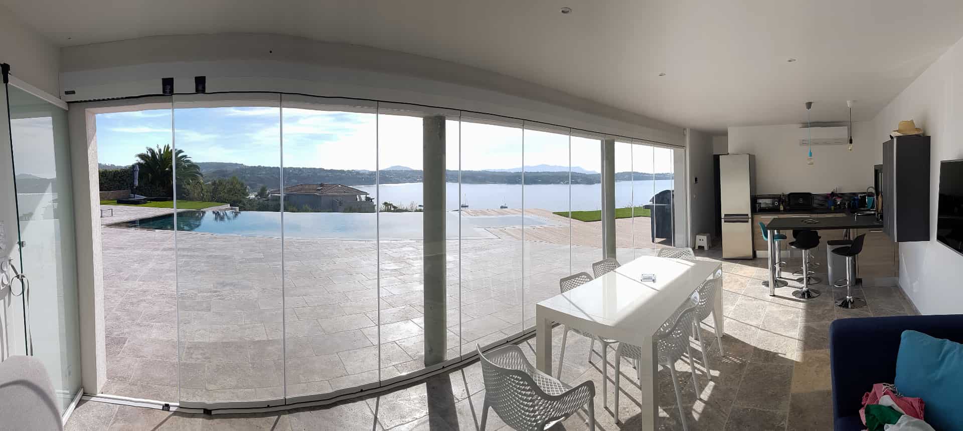 Itsasorako ikuspegia duen terrazan instalatutako beirazko itxitura, Itzalki Toldoak enpresak Zarautzen (Gipuzkoa, Euskal Herria) jarritakoa, Hondarribian ere zerbitzua eskaintzen duena