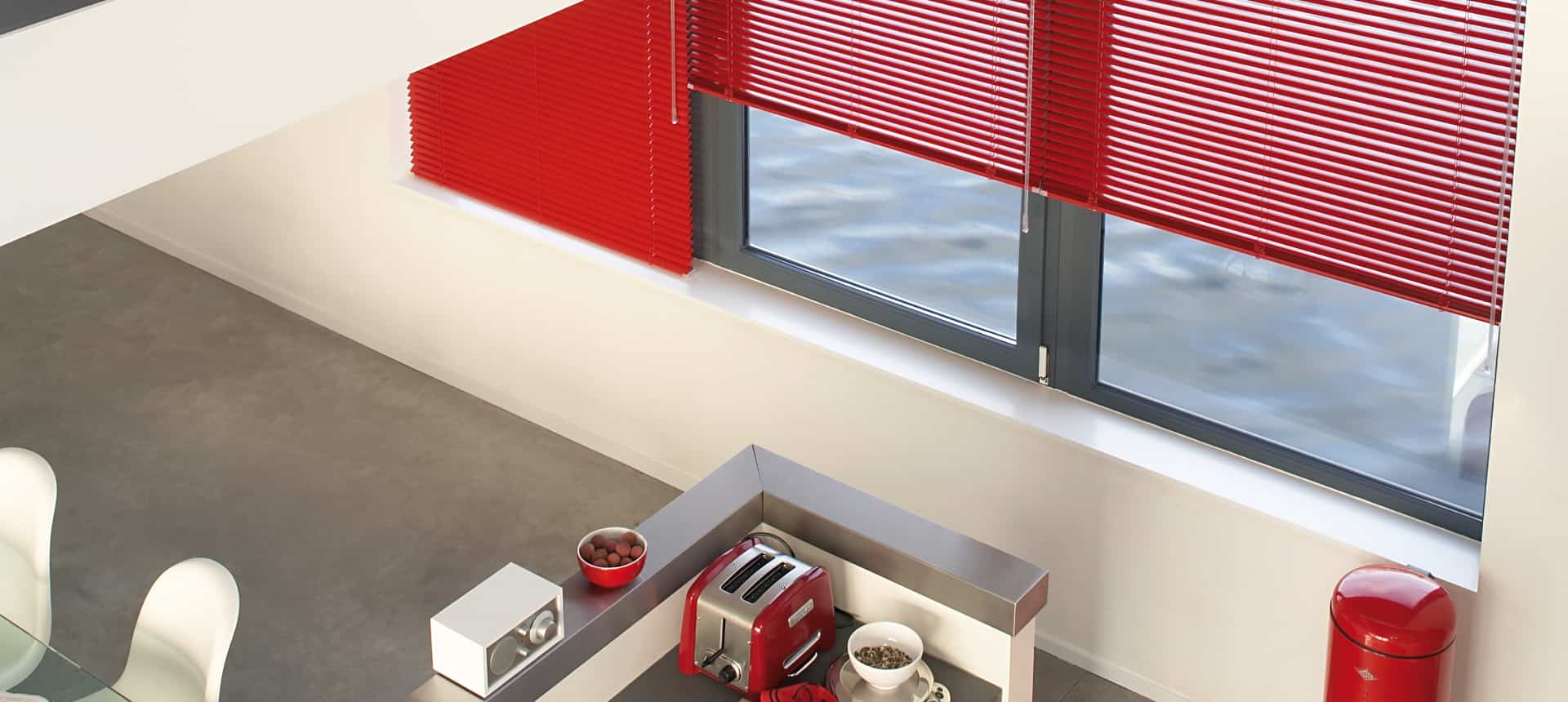 Sukalde moderno batean instalatutako estore benezia gorriak, Itzalki Toldoak enpresak Zarautzen (Gipuzkoa, Euskal Herria) jarritakoak, Urretxun ere zerbitzua eskaintzen duena