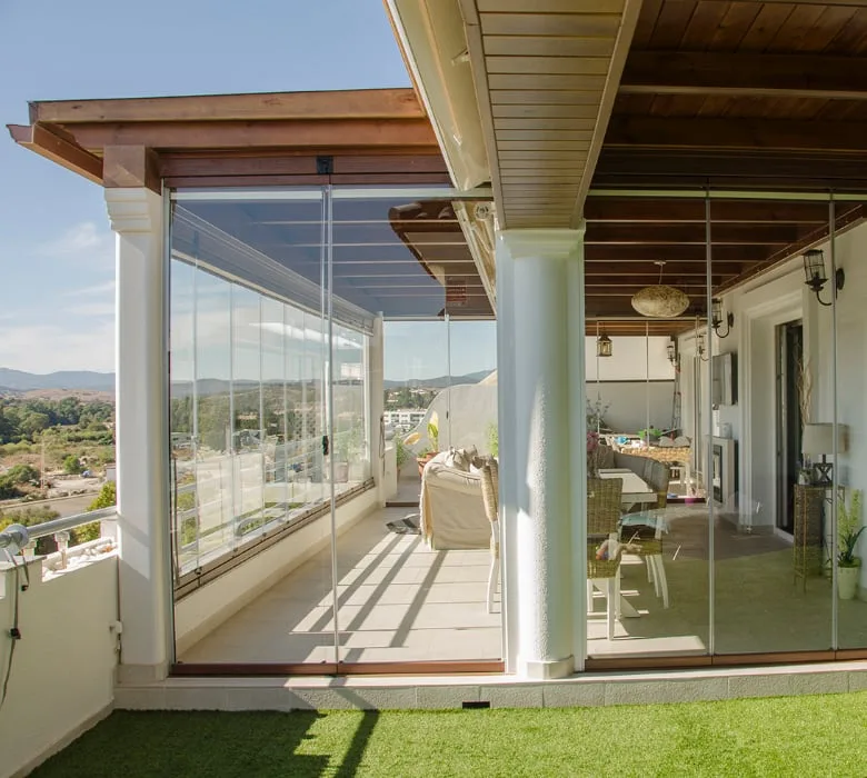 Cerramiento acristalado en terraza con vistas instalado por Itzalki Toldoak empresa en Zarautz, Guipúzcoa, País Vasco