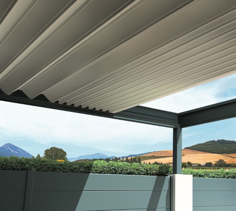 Detalle de pérgola bioclimática en jardín exterior instalada por Itzalki Toldoak empresa en Zarautz, Guipúzcoa, País Vasco, con presencia también en Beasain