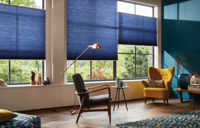 Luxaflex estore zelularrak egongela moderno batean instalatuta, Itzalki Toldoak enpresak Zarautzen (Gipuzkoa, Euskal Herria) jarritakoak, Aian ere zerbitzua eskaintzen duena