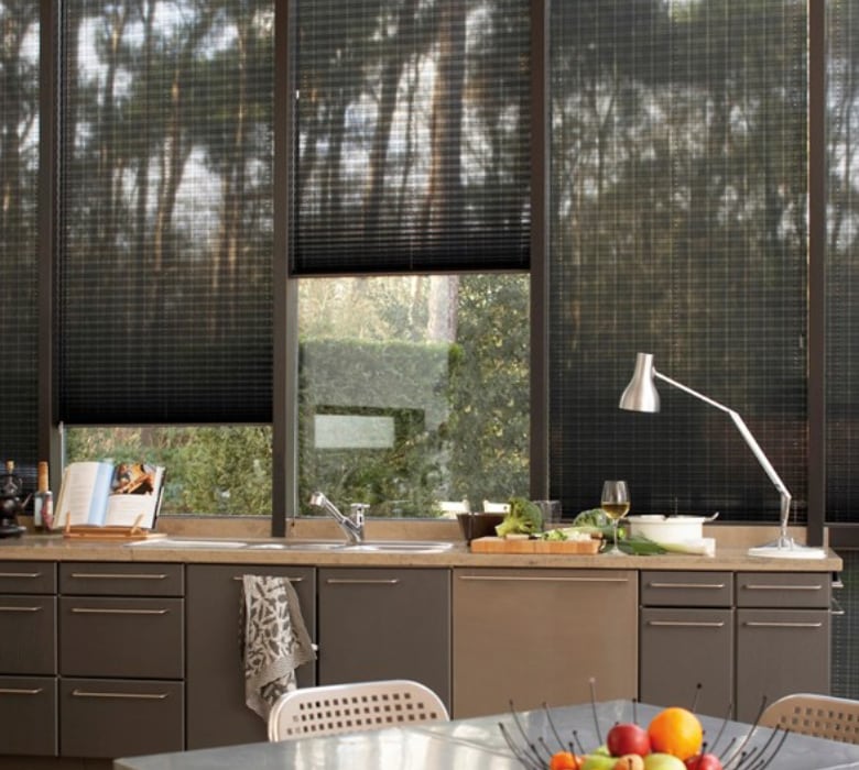 Itzalki Toldoak enpresak Zarautzen (Gipuzkoa, Euskal Herria) instalaturiko estoreak eguzki babeserako sukalde moderno batean