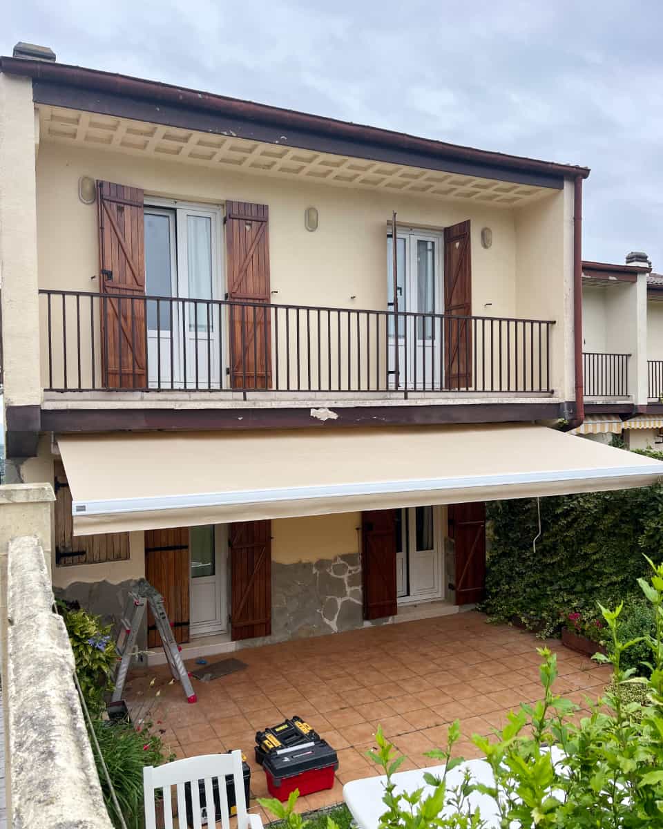 Kolore beixako toldo hedagarri soila, etxebizitza baten terrazan instalatua, Itzalki Toldoak enpresak Zarautzen (Gipuzkoa, Euskal Herria) egindakoa, Eibarren ere jarduten duena