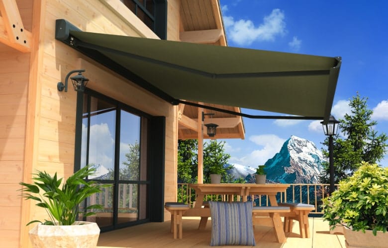 Toldo Mitjavila extensible sobre terraza de madera instalado por Itzalki Toldoak empresa en Zarautz, Guipúzcoa, País Vasco, con actuación también en Getaria