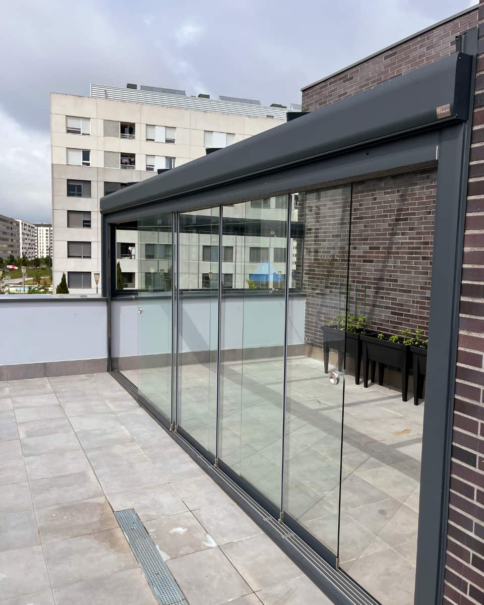 Profil bertikalik gabeko beirazko itxitura eraikin erresidentzial bateko terrazan instalatua, Itzalki Toldoak enpresak Zarautzen (Gipuzkoa, Euskal Herria), Astigarragan ere zerbitzua eskainiz