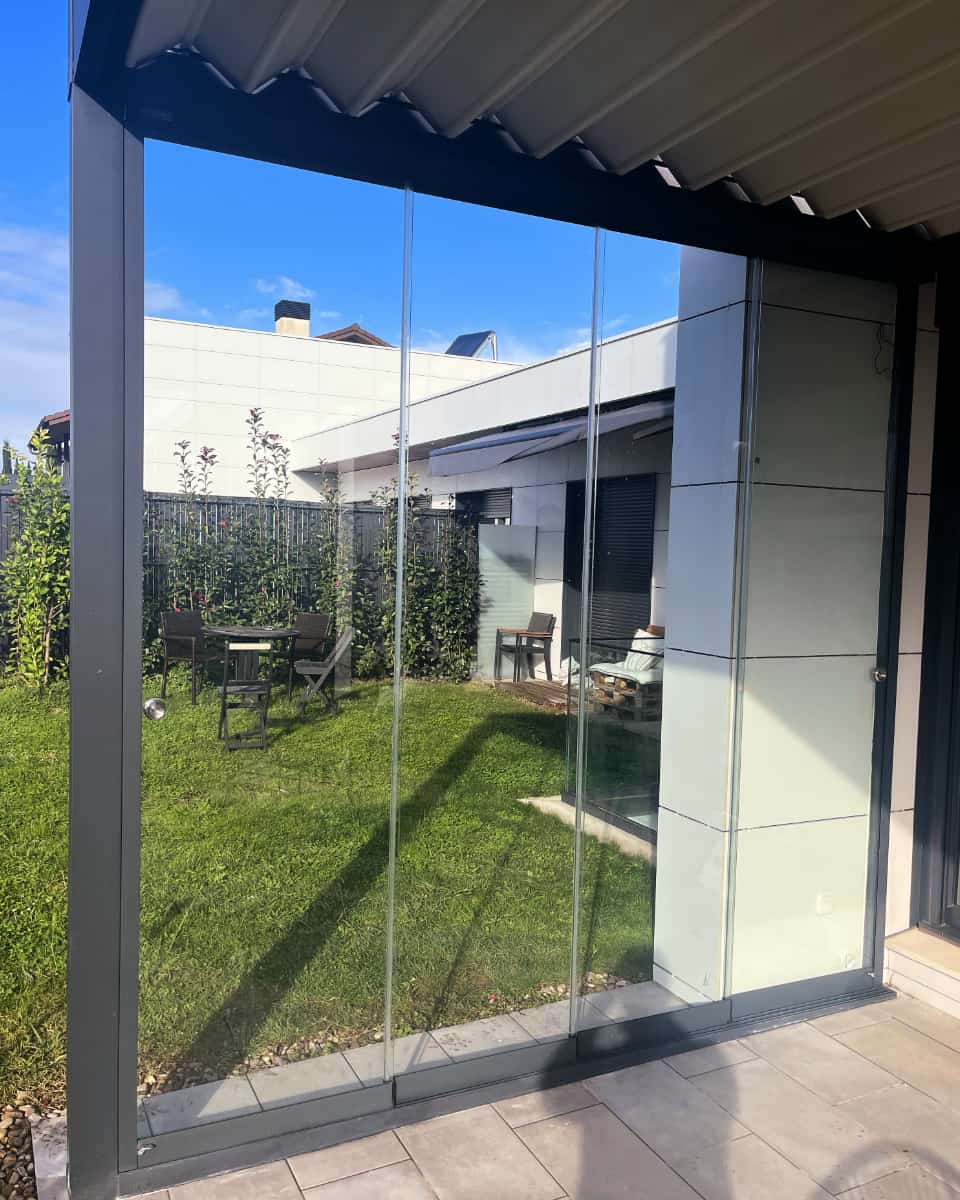 Etxebizitza moderno baten terrazan instalatutako profilik gabeko beirazko itxitura, Itzalki Toldoak enpresak Zarautzen (Gipuzkoa, Euskal Herria) egina, Oñatin ere zerbitzua eskaintzen du