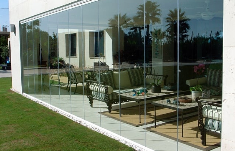 Kanpoko terraza batean instalatutako C3System beirazko itxitura, Itzalki Toldoak enpresak Zarautzen (Gipuzkoa, Euskal Herria) jarritakoa, Zumaian ere zerbitzua eskaintzen dueña