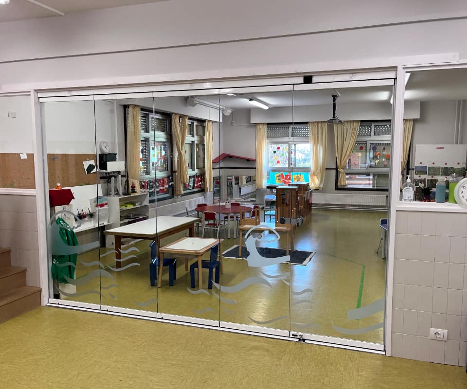 Cerramiento acristalado interior en aula infantil con diseño decorativo instalado por Itzalki Toldoak en Zarautz, Guipúzcoa, País Vasco, disponible también en Tolosa
