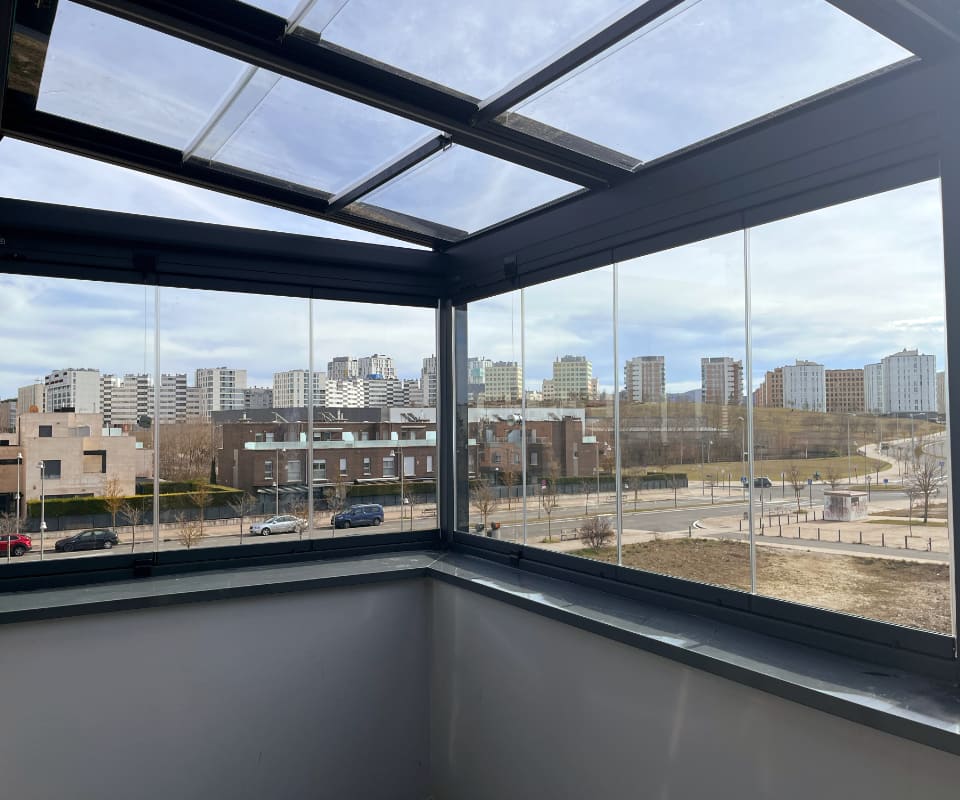 Cerramiento acristalado sin perfiles verticales instalado en terraza de urbanización por Itzalki Toldoak en Zarautz, Guipúzcoa, País Vasco, con servicio también en Bergara