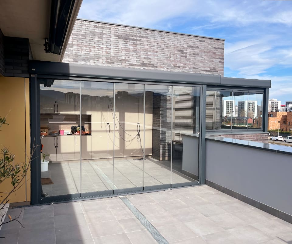 Cerramiento acristalado sin perfiles en terraza de ático instalado por Itzalki Toldoak en Zarautz, Guipúzcoa, País Vasco, con servicio disponible también en Arrasate