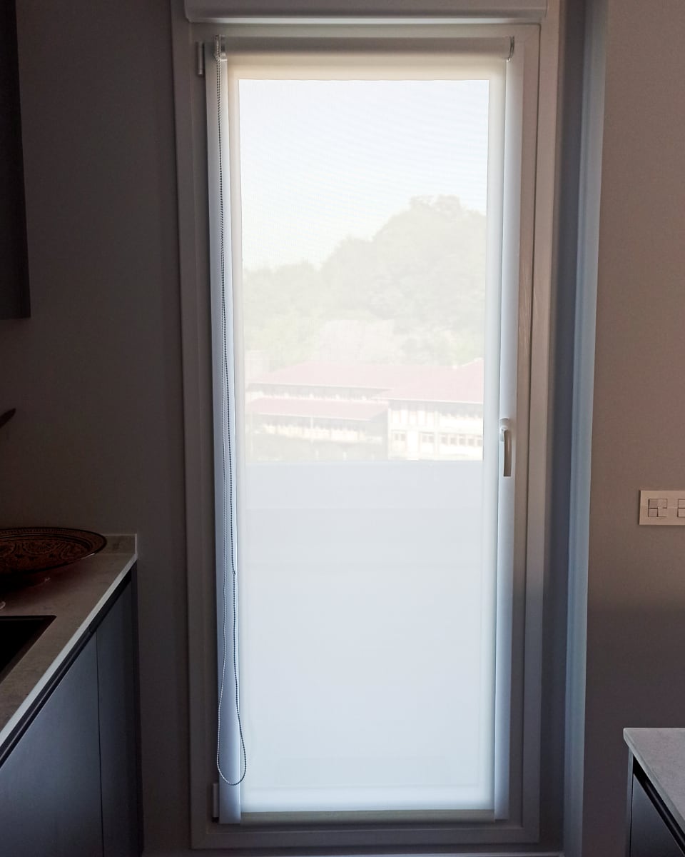 Estore enrollable blanco instalado en cocina moderna por Itzalki Toldoak, empresa en Zarautz, Guipúzcoa, País Vasco, con servicio también en Tolosa