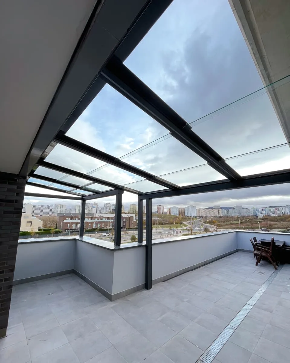 Aluminiozko pergola kristalezko estalkiarekin instalatua Itzalki Toldoak enpresak Zarautzen (Gipuzkoa, Euskal Herria), Donostian ere zerbitzua eskaintzen duena