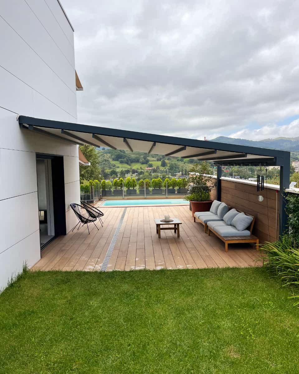 Pergola bioklimatikoa instalatua Itzalki Toldoak enpresak egurrezko terraza eta igerilekua duen lorategian, Zarautzen (Gipuzkoa, Euskal Herria), Urnietan ere zerbitzua eskaintzen du