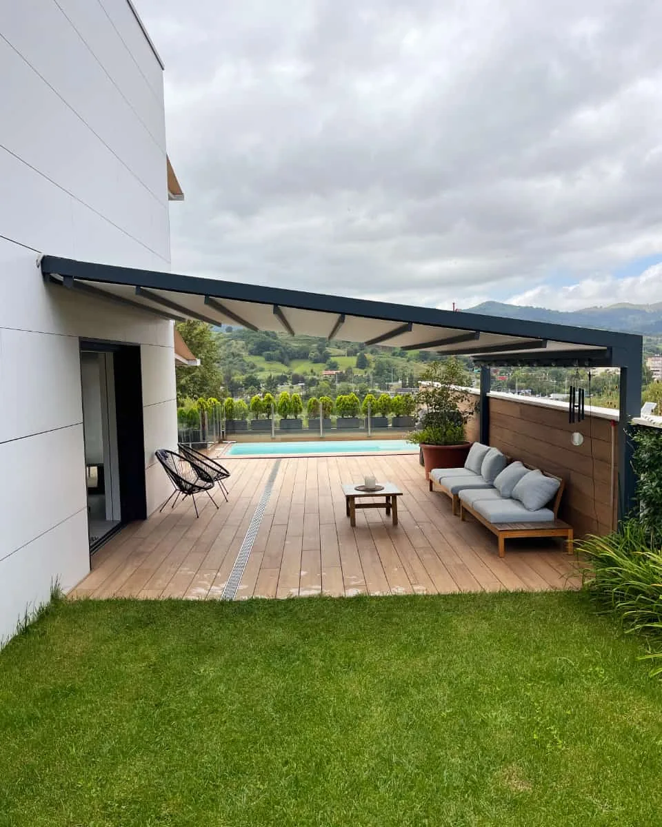 Pergola bioklimatikoa instalatua Itzalki Toldoak enpresak egurrezko terraza eta igerilekua duen lorategian, Zarautzen (Gipuzkoa, Euskal Herria), Urnietan ere zerbitzua eskaintzen du