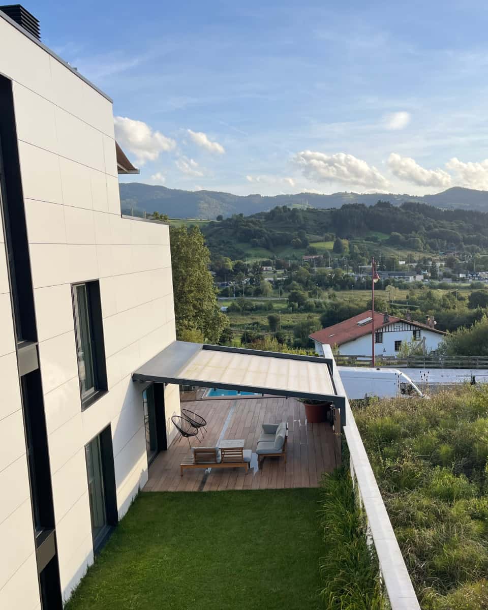 Pergola bioklimatiko metalikoa instalatua Itzalki Toldoak enpresak terraza bateko igerilekuaren ondoan Zarautzen (Gipuzkoa, Euskal Herria), Villabonan ere zerbitzua eskaintzen du