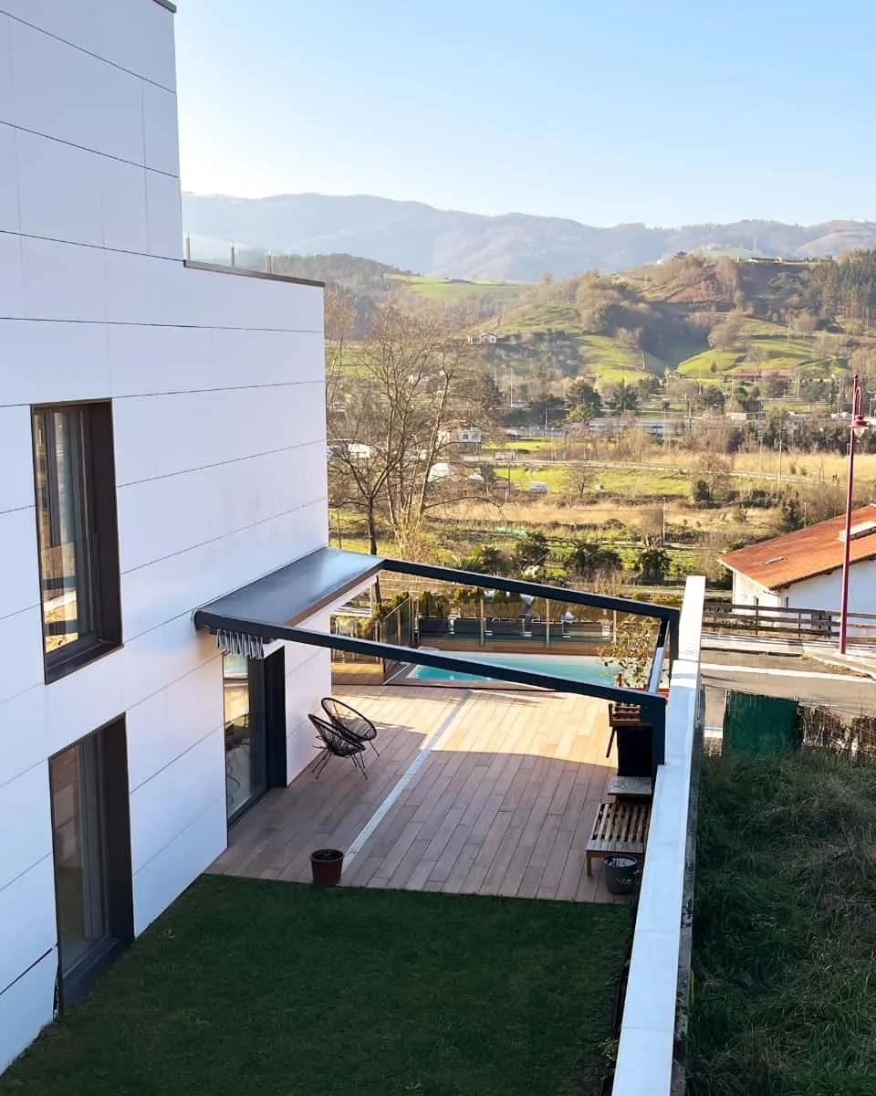 Pergola bioklimatiko metalikoa instalatua Itzalki Toldoak enpresak terraza bateko igerilekuaren ondoan Zarautzen (Gipuzkoa, Euskal Herria), Villabonan ere zerbitzua eskaintzen du