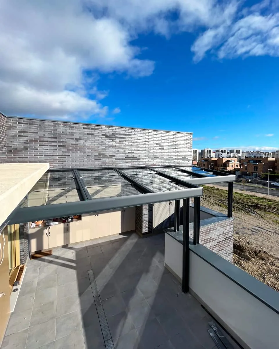 Kristalezko estalkia duen pergola, etxebizitza moderno baten terrazan instalatua, Itzalki Toldoak enpresak Zarautzen (Gipuzkoa, Euskal Herria) egina, Hernanin ere zerbitzua eskaintzen du