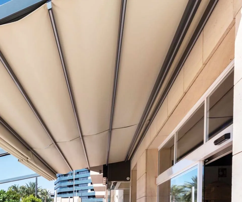 Aluminiozko gidetan tentsatutako lamaz osatutako oihal bilgarriarekin pergola instalatua Itzalki Toldoak enpresak Zarautzen (Gipuzkoa, Euskal Herria), Eibarren ere jarduten du