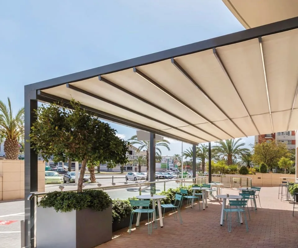 Ostatugintzako terraza baterako oihal lauarekin pergola instalatua Itzalki Toldoak enpresak Zarautzen (Gipuzkoa, Euskal Herria), Eibarren ere jarduten du