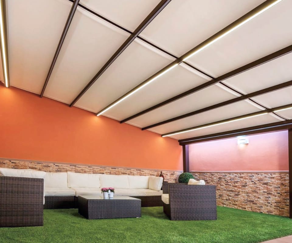 Pérgola retráctil con iluminación LED instalada en terraza por Itzalki Toldoak, empresa en Zarautz, Guipúzcoa, País Vasco, con servicio también en Beasain