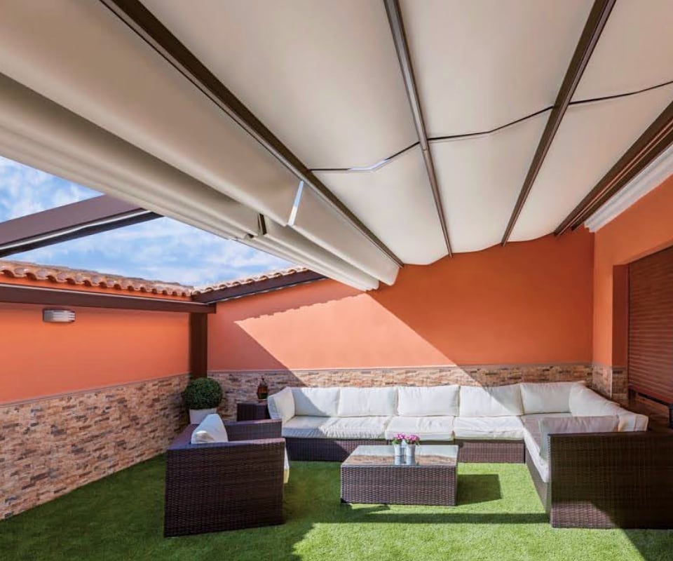 Pérgola retráctil con lona beige instalada en terraza exterior por Itzalki Toldoak en Zarautz, Guipúzcoa, País Vasco, también disponible en Irún