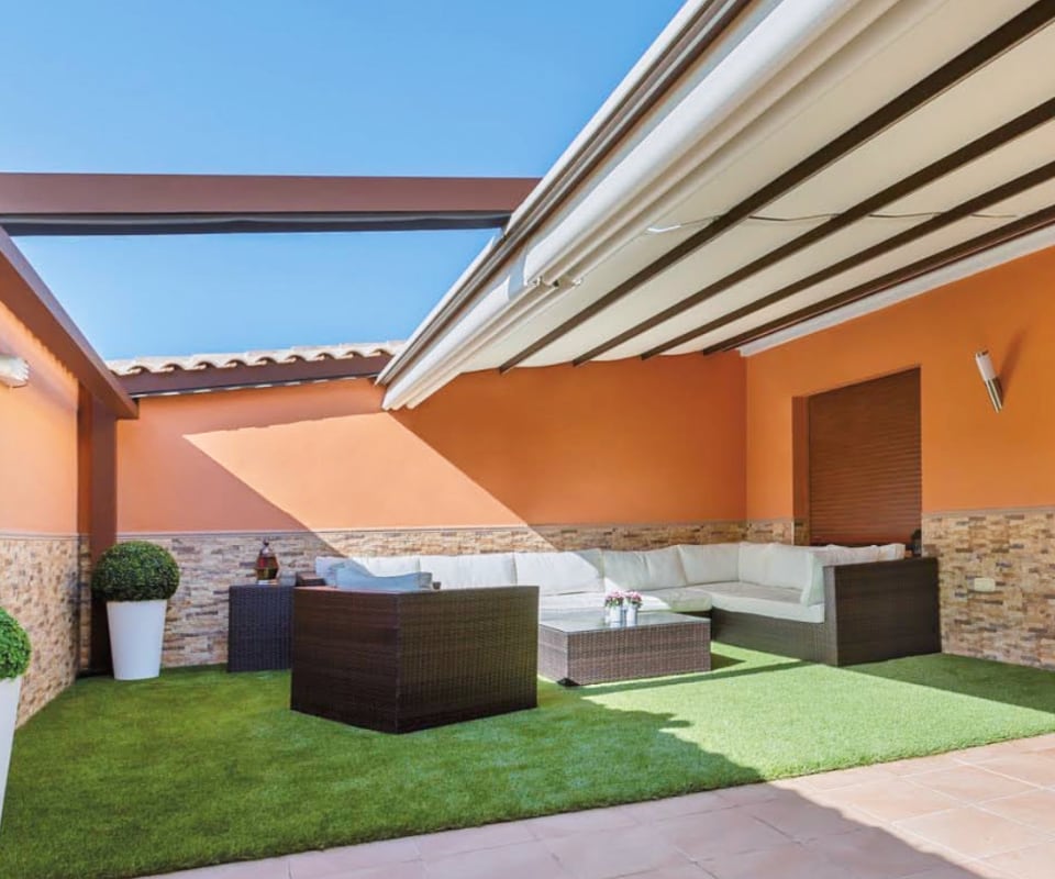 Pérgola retráctil con lona beige instalada por Itzalki Toldoak en vivienda particular en Zarautz, Guipúzcoa, País Vasco, empresa que ofrece servicios también en Ordizia