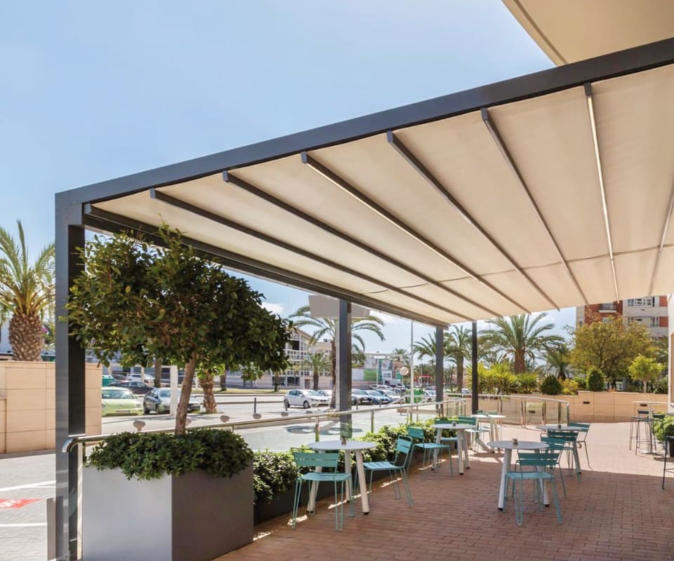 Pérgola con toldo plano para terraza de hostelería instalada por Itzalki Toldoak en Zarautz, Guipúzcoa, País Vasco, actuando también en Eibar