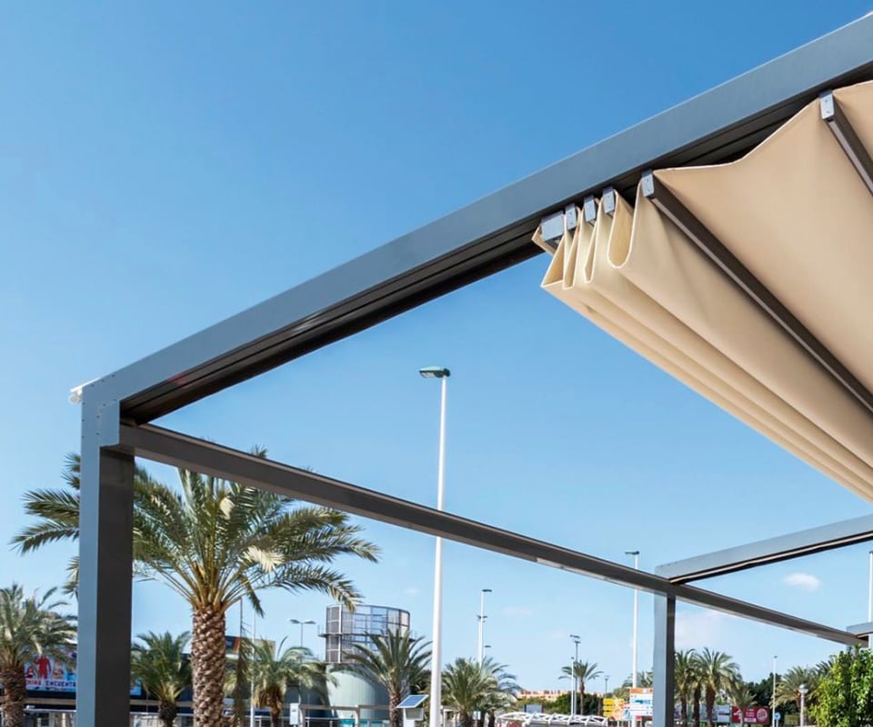 Pérgola con toldo retráctil guiado en estructura de aluminio instalada por Itzalki Toldoak en Zarautz, Guipúzcoa, País Vasco, ofreciendo también servicio en Urretxu