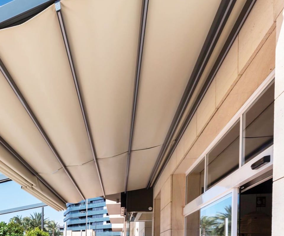 Pérgola con toldo retráctil de lamas tensadas sobre guías de aluminio instalada por Itzalki Toldoak en Zarautz, Guipúzcoa, País Vasco, operando también en Eibar